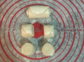 step13: 取一個捲起的麵皮，從中間對切成2塊，立起，這就是可以做2顆的量；