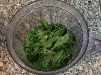 step1: 艾草洗淨後挑出葉子與頂端的嫩芽放入果汁機中，加入250~300g左右的水，打成艾草汁；