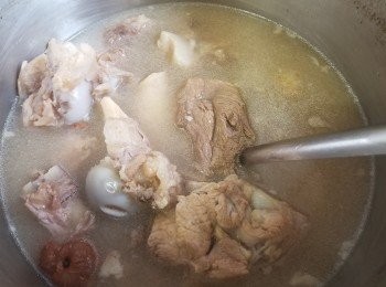 step14: 做法 :

雪耳預先用清水浸泡發開 , 將腩肉 , 豬膝骨 , 螺頭用 2 片薑 , 黃酒凍水放入出水 , 迫出血水後取出 , 將螺頭切開或切片 .

用約 3 公升水放入腩肉 , 豬膝骨 , 螺片 , 冬菇 , 五指毛桃 , 蜜棗大火滾起 , 轉中細火煲 1"1/2 小時 , 將腩肉取出預備做另一個餸 .

將雪耳放入煲約 25 分鐘後取出 , 將雪耳底部中心位置剪去 , 預備做另一個餸 . 

再煲多 30 分鐘後 , 將冬菇 , 螺片取出預備做另一個餸 , 之後加入少少雞粉或鹽調味