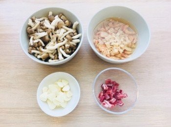 step5: 將娃娃菜洗淨，切去菜頭，分開一片片，備用。

蒜頭切粒，浸軟蝦米、瑤柱，金華火腿切小片。本菇洗淨，備用。

留起蝦米、瑤柱水。