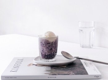 step2: 將水大火煲滾，加入紅豆及果皮。再次滾起後中細火煮至起沙（約20至30分鐘），再轉細火。起沙後要睇火，不時攪拌，達至理想杰度（約20至30分鐘）加入冰糖煮溶就完成糖水部分。