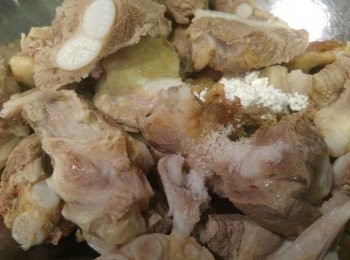 step4: 豬軟骨隔水後加豬軟骨<span class="group_4">調味料</span>醃一陣。