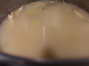 step3: 見湯轉奶白色可熄火隔去魚乾, 魚乾較細少太易散, 所以去除魚乾和薑片。但可以加少許生油和辣油同食, 魚乾味道不錯。
