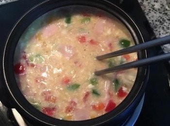 step6: 火關中小火，持續攪拌蛋液，並將鍋邊和底下的蛋都要攪拌到約6～7分都凝結時；