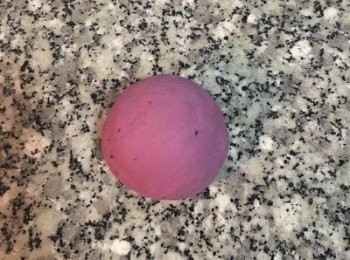 step9: 另外再取出紫薯麵糰揉到三光後滾圓後擺盆內蓋上保鮮膜；