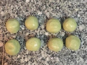 step12: 準備半碗沙拉油，用來沾手和麵糰的，手上沾油後再包料才不會沾黏； 麵糰秤重後分切成自己喜歡的大小，手上沾油後把麵糰揉圓， 此配方女漢子分成8份，成品約為手掌(不含手指)的大小。