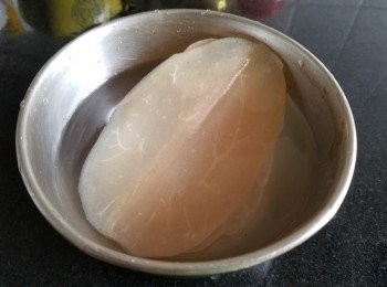 step15: 乾螺片，沖洗後浸泡至軟身，再連同水倒入煲湯