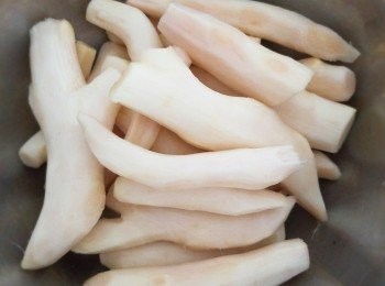 step3: 子薑刮皮（ 用小匙刮便可）洗淨。