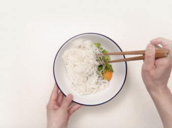 step3: 將雞蛋打勻加入米粉