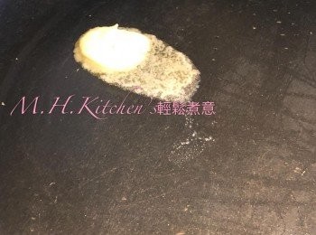 step8: 中火起鑊用牛油
爆香洋蔥(可不加 )