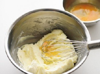 step4: 將打散的蛋液分成數次、每次加入少許，邊加入邊混拌。