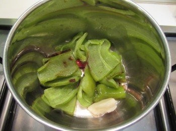 step3: 再開火倒入昆布柴魚高湯煮滾,放入步驟1,邊拌邊加熱煮至收乾即可.