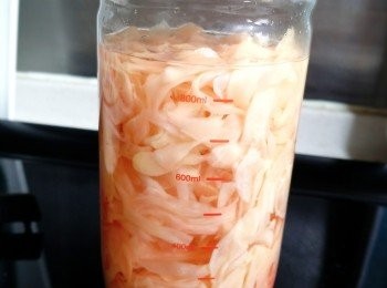 step7: 醋要浸過子薑 ，放入冰箱冷藏，隔天便可食用。
我最期待既畫面出現啦～子薑被醋染成天然粉紅色，美美的，令人食指大動。