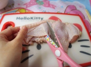 step4: 浸材料的時後，可以將雞脾扒去皮、去筋，再切成小件。