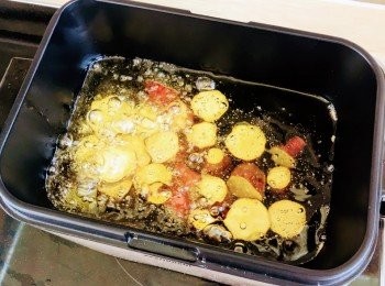 step4: 炸油加熱至150度，蕃薯放入油鍋炸至表面金黃，約10-12分鐘，盛起。