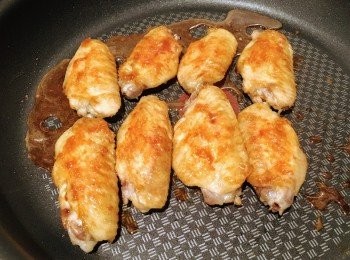 step3: <a href="https://bit.ly/3zHU5V3" target="_blank" data-keyword="雞翼" class="guide-link"><strong>雞翼</strong></a> <span style="display:inline-block;vertical-align:middle;margin-top:-3px;color:initial;border-radius:3px;padding:2px 3px;font-size:12px;line-height:14px;background:#87d300;color:#fff;">即買</span> 盛起備用，倒去熱油，把平底鑊抺乾淨。
燒熱鑊，轉細火，將<a href="https://bit.ly/3zHU5V3" target="_blank" data-keyword="雞翼" class="guide-link"><strong>雞翼</strong></a> <span style="display:inline-block;vertical-align:middle;margin-top:-3px;color:initial;border-radius:3px;padding:2px 3px;font-size:12px;line-height:14px;background:#87d300;color:#fff;">即買</span> 及調味料加入鑊內，略炒，熄火，加入1湯匙白砂糖，略炒，讓白砂糖熔於<a href="https://bit.ly/3zHU5V3" target="_blank" data-keyword="雞翼" class="guide-link"><strong>雞翼</strong></a> <span style="display:inline-block;vertical-align:middle;margin-top:-3px;color:initial;border-radius:3px;padding:2px 3px;font-size:12px;line-height:14px;background:#87d300;color:#fff;">即買</span> 表面。