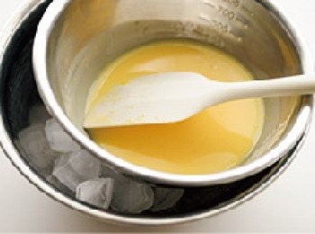 step6: 將泡開的吉利丁片融入後，過濾進調理盆中，同時在調理盆外墊著一盆冰水冷卻。