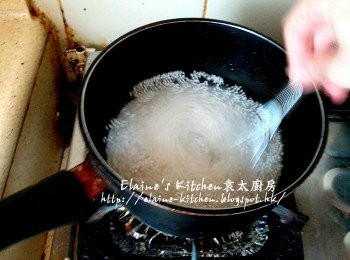 step14: 西米放入煲內 , 加入水蓋過面 , 拌一拌勻以免西米黏底