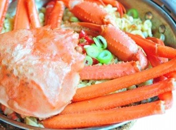 step4: 在一個小鍋中，煮熟即食麵，加在蟹湯內，再灑上葱碎便完成