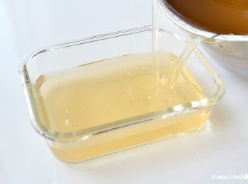 step5: 即刻將愛玉水倒入保鮮盒內靜置約半小時後，移入冰箱冷藏，待其凝固。