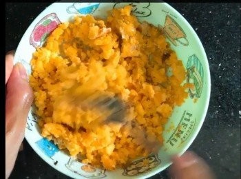 step3: 鹹蛋黃焗好後，用叉壓碎，把蛋白及焗硬的皮都拿走。