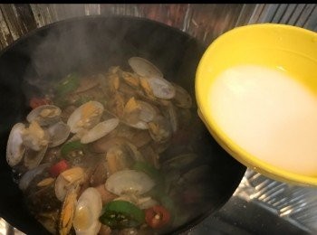 step10: 開蓋，花甲已開，加入生粉水令汁變杰身。
慢慢加生粉水。