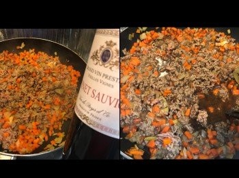 step6: 牛肉碎變色後加入紅酒。
一路翻炒，散酒精。
