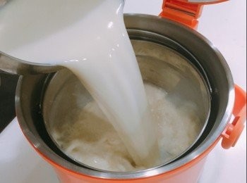 step4: 將沸騰的豆漿撞入粉漿