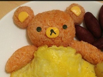 step3: 用紫菜印上鬆弛熊眼同鼻子，用芝士印出圓形。
黏上已捏好的鬆弛熊上，便成。