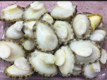 step4: 蒸熟後立即放入熟冰水冷卻，後去殼及去除內臟 。用熟凍水洗淨，放進玻璃器皿內 ，放入雪櫃待用。