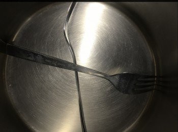 step10: 用两隻叉打交叉咁放，再加水到叉面，煲水至滾，再放梅菜腩肉入去。
蒸15分鐘，熄火，放入Thermos 真空煲焗1小時左右。。。重複此步驟3次
