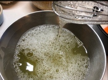 step3: 椰皇水倒入蛋白，稍微打散（不要需要打起蛋白）