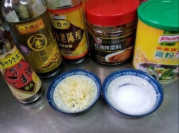 step4: 蒜頭去皮洗淨剁碎