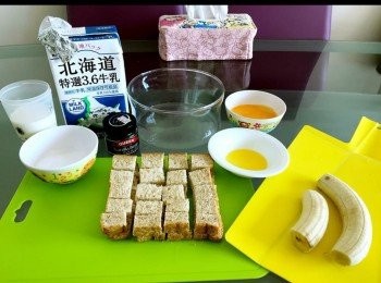 step1: 把已雪硬的吐司和香蕉切丁。