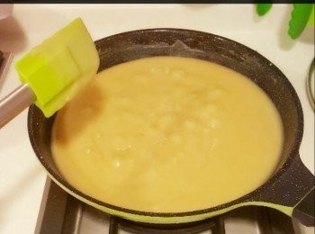 step4: 35克油和蓮蓉倒入鍋中，小火煮至完全混合，把糖加進去煮至溶化， 再加麥芽糖，不停拌炒直至挺身成團（全程約20-25分鐘， 要有耐性喔）完成後取出待涼， 再用保鮮紙蓋著放入雪櫃過夜待用。