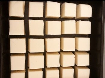 step4: 把椰汁糕平均切成3x3cm, 可切出25件， 然後放進8”x8”糕盤， 每件椰汁糕之間及和糕盤外圍距離要盡量一致。再放回雪櫃待用。