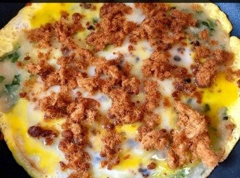 step5: 按喜好灑上肉鬆或芝士等，待蛋漿呈8分熟將蛋餅一邊捲起一邊壓至定形，切件即成。按喜好沾醬油膏（或黑豆蔭油）、辣醬、海苔粉或辣椒豉油同吃。