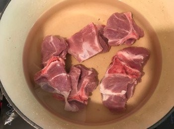 step2: 扇骨洗淨，放入盛有清水的煲內，開大火煲滾，見白泡浮起後熄火，撈起扇骨過冷河