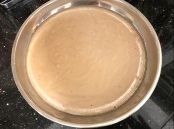 step7: 熟透後，趁熱用膠刮將香蕉糕攪拌幾下