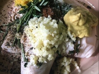 step8: 菠蘿片用2杯清水加1/4茶匙海鹽拌勻，浸約10分鐘，瀝乾水份，備用。