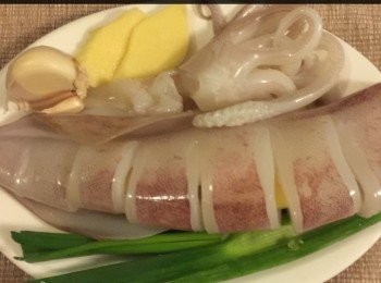 step1: 魷魚洗淨，切幾段，但不要切開。<span class="group_2">醃料</span>倒入鮮魷魚攪勻醃15分鐘。