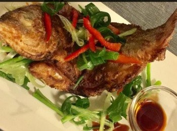 step3: 最後將炸好的鱸魚放於碟內，以葱和紅辣椒絲放於魚身上作裝飾。