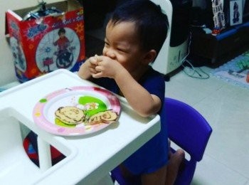 step3: 仔仔好喜歡食，一邊食一邊說圖案名稱😊又是一個好好的親子食譜👪