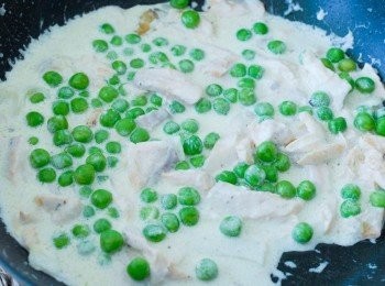 step3: 再下青豆和三文魚，煮兩分鐘，下鹽和黑胡椒粉調味，再加檸檬汁