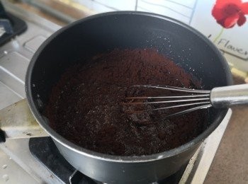 step21: 滾至起後加入可可粉,熄火， 用手動打蛋器不斷攪拌, 以免黏底