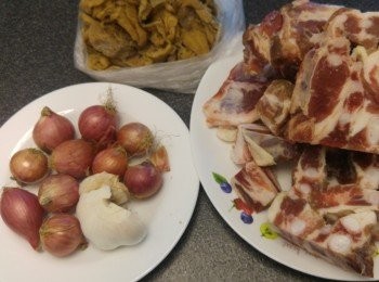 step1: 梅菜浸水半小時去除沙塵, 乾蔥和蒜頭剁蓉。