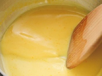 step5: 開小火加熱至產生黏稠感為止，一邊用橡皮刮刀混拌一邊加熱。