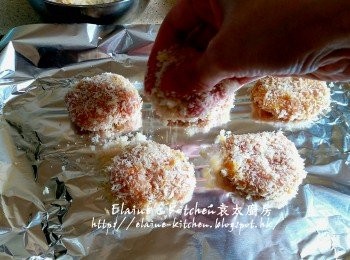 step14: 焗盤放上錫紙 , 將沾上蛋液及麵包糠的雞塊放上 , 再灑上少許麵包糠