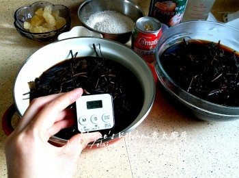 step4: 30分鐘後將涼粉草及涼粉水盛起 , 待涼20分鐘