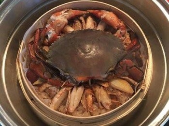 step16: 最後把蟹殼蓋在蟹身上，灑一點點米酒後，蓋鍋蓋蒸15分鐘即可。 如用的是花蟹則再蒸10-12分鐘即可。